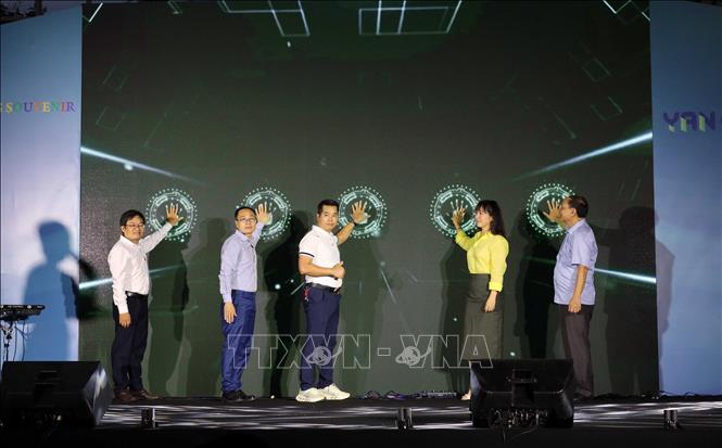 Đại diện Da Nang Souvenir và lãnh đạo Sở Du lịch Đà Nẵng cùng các đại biểu thực hiện nghi thức Ra mắt Khu dịch vụ thương mại Da Nang Souvenir. Ảnh: Trần Lê Lâm – TTXVN 