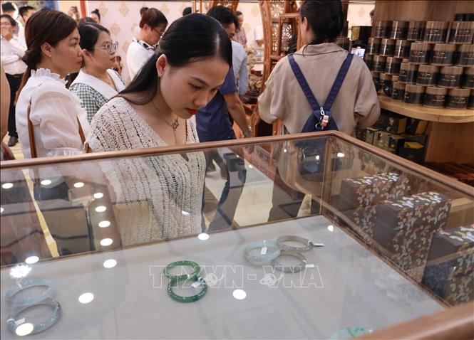 Khách tham quan khu dịch vụ thương mại Da Nang Souvenir trong ngày ra mắt. Ảnh: Trần Lê Lâm – TTXVN 