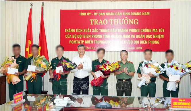 Lãnh đạo tỉnh Quảng Nam trao thưởng nóng cho ban chuyên án. Ảnh Trần Tĩnh - TTXVN