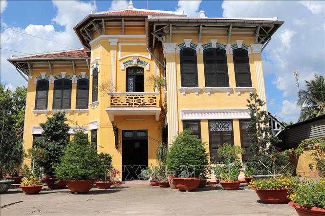 Biệt thự Nguyễn Thành Giung được chia làm 3 gian với kiểu kiến trúc lạ mặt với mặt trước không điều nhau, gian bên phải nhô ra phía trước, gian giữa và gian trái lùi ra. Ảnh: Minh Hưng - TTXVN
