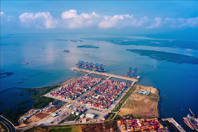 Cảng biển Bà Rịa - Vũng Tàu hiện có 7 bến cảng với chức năng khai thác hàng container công suất quy hoạch đến năm 2020 đạt 7,66 triệu Teu/năm. Ảnh: Hồng Đạt - TTXVN

