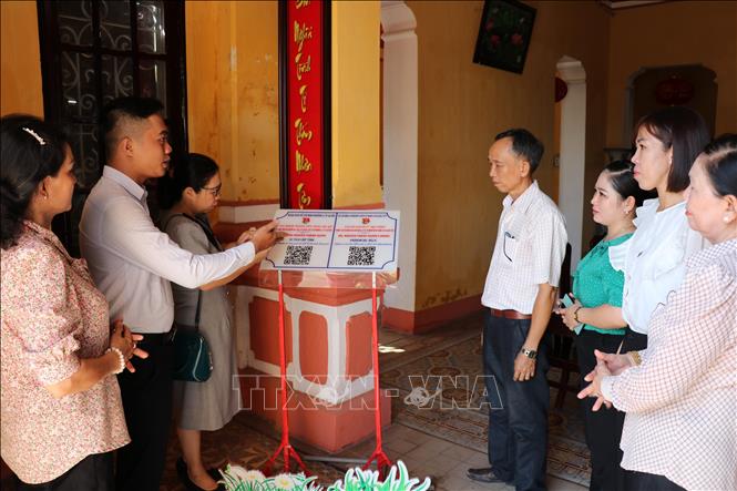 Hướng dẫn du khách quét QR để tìm hiểu thông tin về lịch sử và những nét văn hóa độc đáo của biệt thự Nguyễn Thành Giung. Ảnh: Minh Hưng - TTXVN 