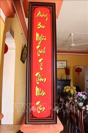 Một trong hai câu đối được treo trên trụ gạch lớn trước lối vào gian chính của biệt thự. Ảnh: Minh Hưng - TTXVN