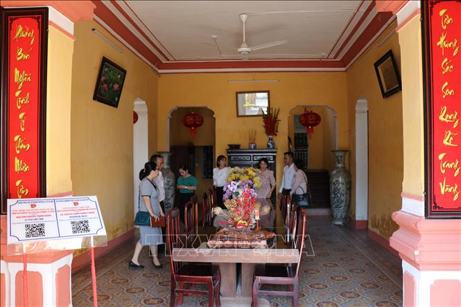 Du khách tham quan gian chính của biệt thự Nguyễn Thành Giung. Ảnh: Minh Hưng - TTXVN