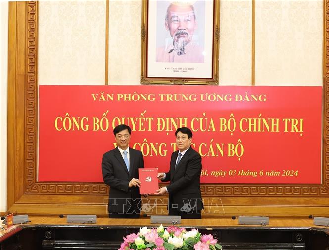 Đại tướng Lương Cường, Ủy viên Bộ Chính trị, Thường trực Ban Bí thư trao Quyết định của Bộ Chính trị điều động, phân công đồng chí Thượng tướng Nguyễn Duy Ngọc giữ chức Chánh Văn phòng Trung ương Đảng. Ảnh: Trí Dũng – TTXVN