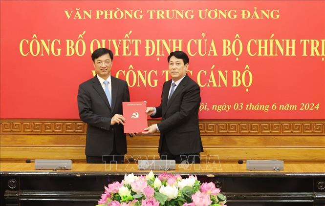 Đại tướng Lương Cường, Ủy viên Bộ Chính trị, Thường trực Ban Bí thư trao Quyết định của Bộ Chính trị điều động, phân công đồng chí Thượng tướng Nguyễn Duy Ngọc giữ chức Chánh Văn phòng Trung ương Đảng. Ảnh: Trí Dũng – TTXVN