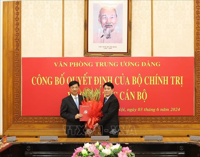 Đại tướng Lương Cường, Ủy viên Bộ Chính trị, Thường trực Ban Bí thư tặng hoa chúc mừng Thượng tướng Nguyễn Duy Ngọc giữ chức Chánh Văn phòng Trung ương Đảng. Ảnh: Trí Dũng –TTXVN