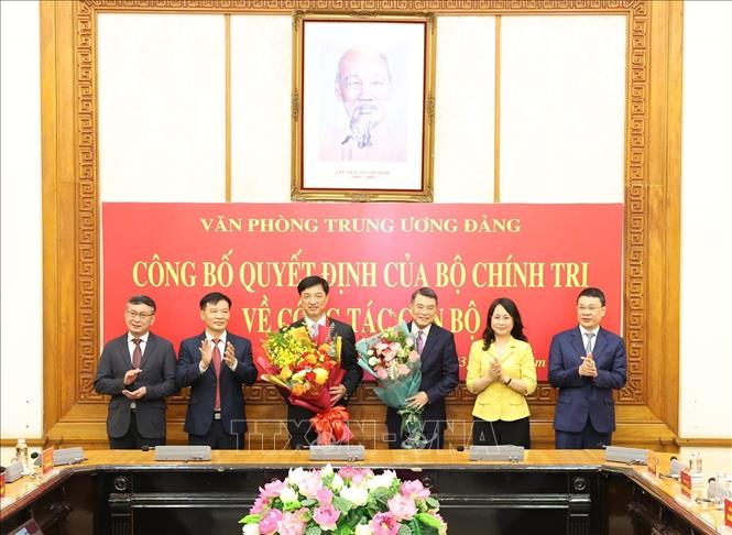 Đại diện lãnh đạo Văn phòng Trung ương Đảng tặng hoa chúc mừng đồng chí Nguyễn Duy Ngọc và đồng chí Lê Minh Hưng. Ảnh: Trí Dũng –TTXVN