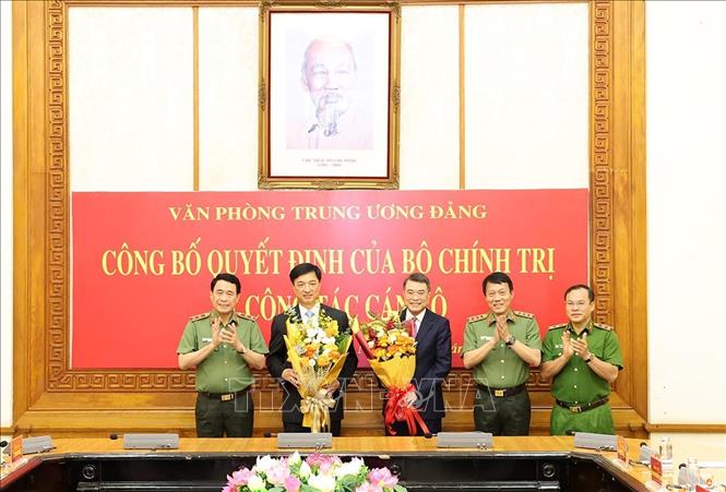 Đại diện lãnh đạo Bộ Công an tặng hoa chúc mừng đồng chí Nguyễn Duy Ngọc và đồng chí Lê Minh Hưng. Ảnh: Trí Dũng –TTXVN