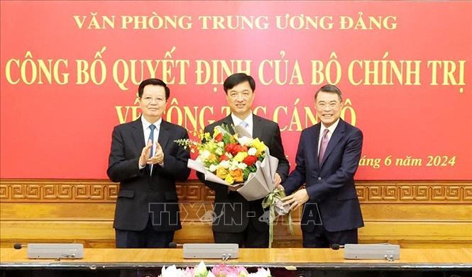 Đồng chí Lê Minh Hưng tặng hoa chúc mừng đồng chí Nguyễn Duy Ngọc. Ảnh: Trí Dũng –TTXVN