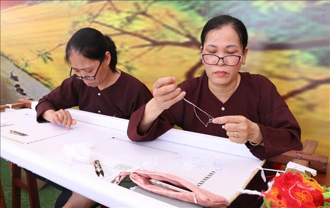 Vòng chung khảo Cuộc thi Bàn tay vàng thêu ren năm 2024 - Ảnh thời sự ...