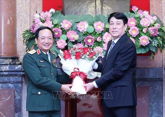 Đồng chí Lương Cường, Uỷ viên Bộ Chính trị, Thường trực Ban Bí thư chúc mừng Thượng tướng Trịnh Văn Quyết. Ảnh: Nhan Sáng-TTXVN