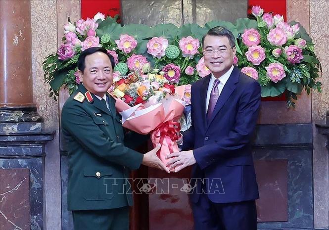 Đồng chí Lê Minh Hưng, Uỷ viên Bộ Chính trị, Bí Trung ương Đảng, Trưởng Ban Tổ chức Trung ương chúc mừng Thượng tướng Trịnh Văn Quyết. Ảnh: Nhan Sáng-TTXVN