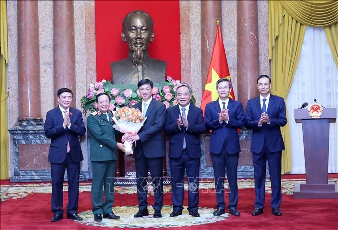 Lãnh đạo các Văn phòng Trung ương chúc mừng Thượng tướng Trịnh Văn Quyết. Ảnh: Nhan Sáng-TTXVN