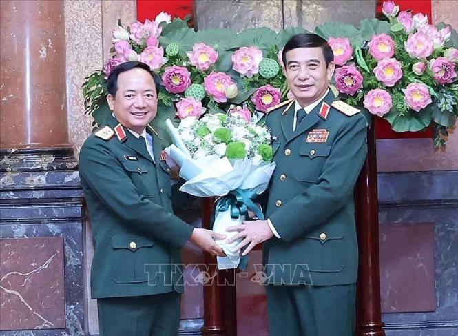 Đại tướng Phan Văn Giang, Uỷ viên Bộ Chính trị, Phó Bí thư Quân uỷ Trung ương, Bộ trưởng Bộ Quốc phòng chúc mừng Thượng tướng Trịnh Văn Quyết. Ảnh: Nhan Sáng-TTXVN