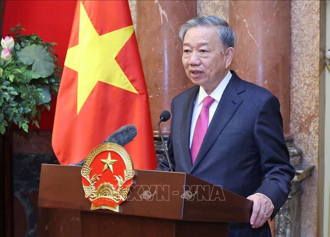 Chủ tịch nước Tô Lâm phát biểu chúc mừng và giao nhiệm vụ cho Thượng tướng Trịnh Văn Quyết. Ảnh: Nhan Sáng-TTXVN