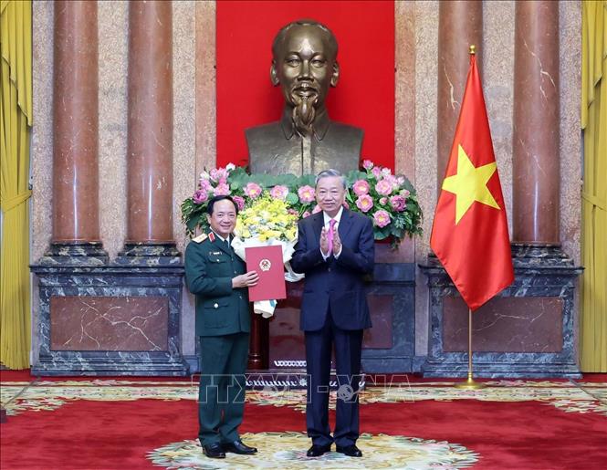 Chủ tịch nước Tô Lâm trao Quyết định bổ nhiệm chức vụ Chủ nhiệm Tổng cục Chính trị Quân đội nhân dân Việt Nam cho Thượng tướng Trịnh Văn Quyết. Ảnh: Nhan Sáng-TTXVN