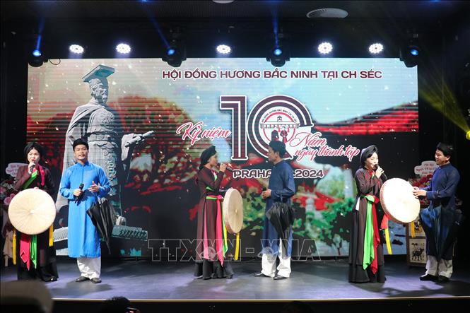 Một tiết mục biểu diễn quan họ tại lễ kỷ niệm. Ảnh: Ngọc Biên - PV TTXVN tại CH Séc.