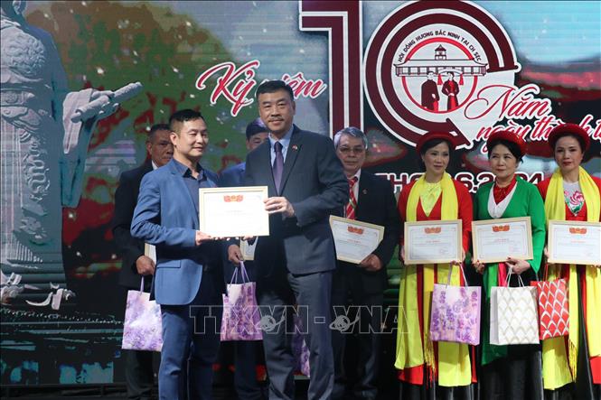 Tặng Bằng khen, Giấy khen cho các cá nhân trong Ban chấp hành Hội đồng hương Bắc Ninh tại CH Séc và Câu lạc bộ quan họ Bắc Ninh tại CH Séc. Ảnh: Ngọc Biên - PV TTXVN tại CH Séc.