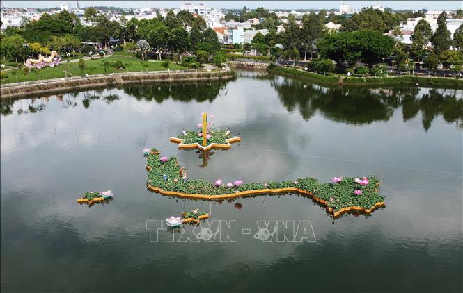 Bản đồ Việt Nam và mô hình hoa sen tạo hình từ những chậu hoa sen đặt trên mặt hồ Khổng Tử, Công viên Văn Miếu, thành phố Cao Lãnh. Ảnh: Nhựt An - TTXVN