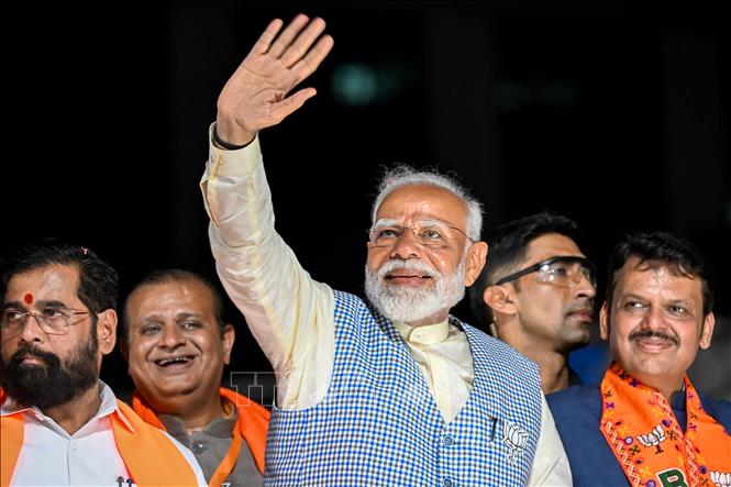 Thủ tướng Ấn Độ Narendra Modi (giữa) tại một sự kiện ở Mumbai ngày 15/5/2024. Ảnh: AFP/TTXVN