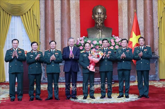 Delegates congratulate Sen. Lieut. Gen. Trinh Van Quyet on his appointment. VNA Photo: Nhan Sáng