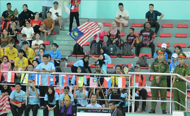 The audience watch the Pencak Silat competitions at the Son Tra district's cultural centre. VNA Photo: Văn Dũng