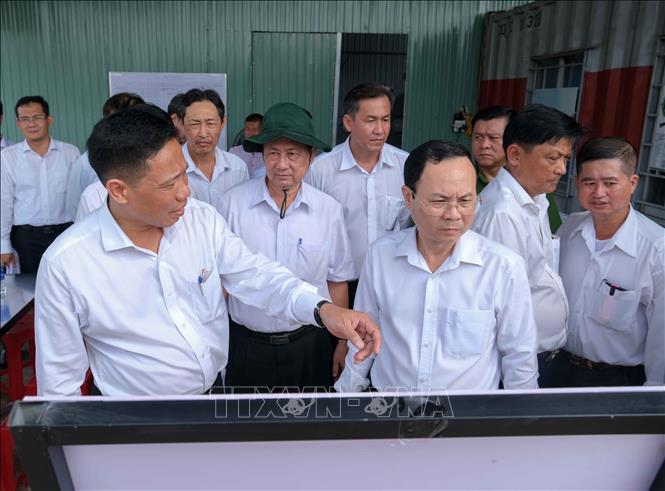 Phó Chủ tịch UBND TP Cần Thơ Nguyễn Thực Hiện (thứ nhất, từ trái sang) báo cáo thông tin Dự án bảo tồn, tôn tạo và phát huy giá trị di tích lịch sử Lộ Vòng Cung với Bí thư Thành ủy Cần Thơ Nguyễn Văn Hiếu. Ảnh: Thanh Liêm - TTXVN
