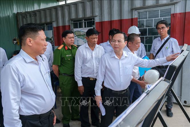 Bí thư Thành ủy Cần Thơ Nguyễn Văn Hiếu (giữa) cho ý kiến khi kiểm tra tiến độ thi công Dự án bảo tồn di tích lịch sử Lộ Vòng Cung. Ảnh: Thanh Liêm - TTXVN