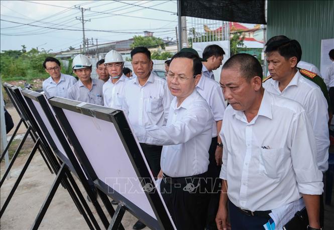 Bí thư Thành ủy Cần Thơ Nguyễn Văn Hiếu (thứ hai, từ phải sang) cho ý kiến khi kiểm tra tiến độ thi công Dự án bảo tồn di tích lịch sử Lộ Vòng Cung. Ảnh: Thanh Liêm - TTXVN