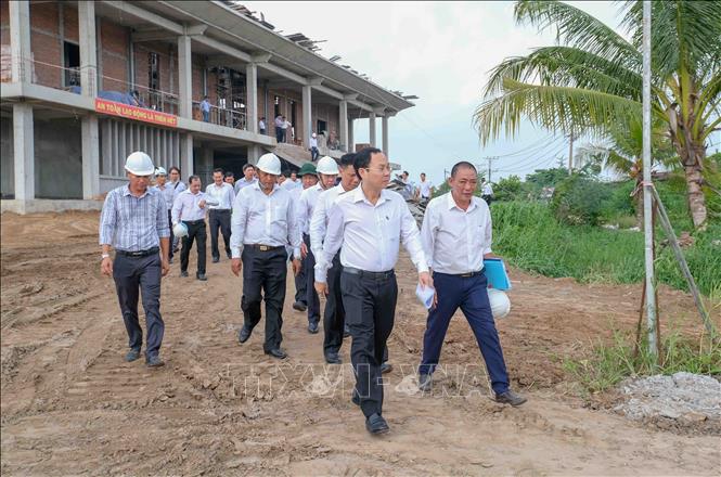 Bí thư Thành ủy Cần Thơ Nguyễn Văn Hiếu (hàng đầu, bên trái) đi kiểm tra tiến độ thi công Dự án bảo tồn di tích lịch sử Lộ Vòng Cung. Ảnh: Thanh Liêm - TTXVN