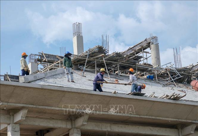 Công nhân thi công hạng mục Khu tưởng niệm (Khu A) thuộc Dự án bảo tồn, tôn tạo và phát huy giá trị di tích lịch sử Lộ Vòng Cung. Ảnh: Thanh Liêm - TTXVN