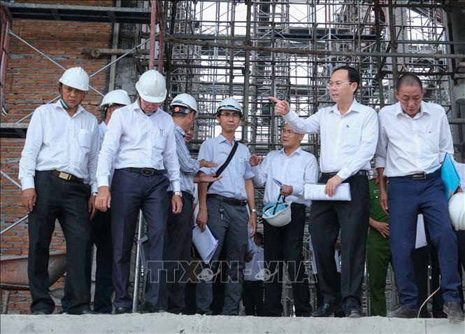 Bí thư Thành ủy Cần Thơ Nguyễn Văn Hiếu (thứ hai, từ phải sang) đi kiểm tra tiến độ thi công Dự án bảo tồn di tích lịch sử Lộ Vòng Cung. Ảnh: Thanh Liêm - TTXVN