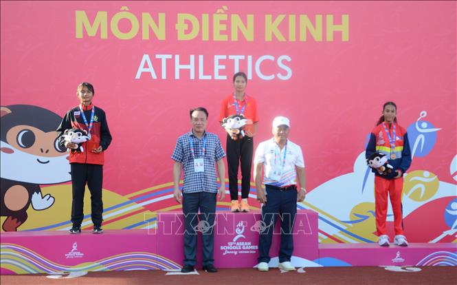 Lê Thị Tuyết Mai (giữa) xuất sắc đoạt Huy chương Vàng nội dung chạy vượt rào 400m nữ. Ảnh: Văn Dũng-TTXVN