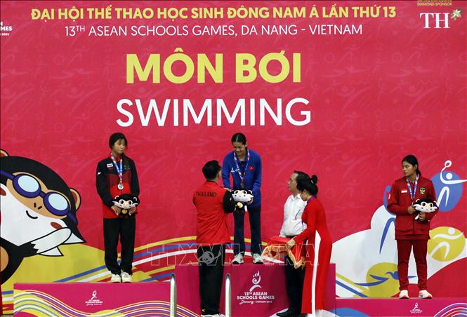  Ban Tổ chức trao huy chương Vàng cho vận động viên Nguyễn Thúy Hiền (Việt Nam) nội dung bơi 100m tự do nữ với thành tích 56, 62 giây. Ảnh: Trần Lê Lâm - TTXVN 
