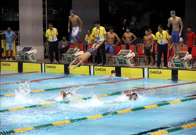 Vận động viên các nước tranh tài nội dung bơi tiếp sức 4x200m. Ảnh: Trần Lê Lâm - TTXVN 