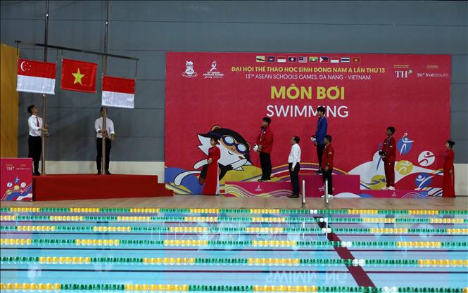  Ban Tổ chức trao huy chương Vàng cho vận động viên Trịnh Trương Vinh bơi nội dung 200m bơi ngửa nam với thành tích 2 phút 6 giây 66. Ảnh: Trần Lê Lâm - TTXVN 