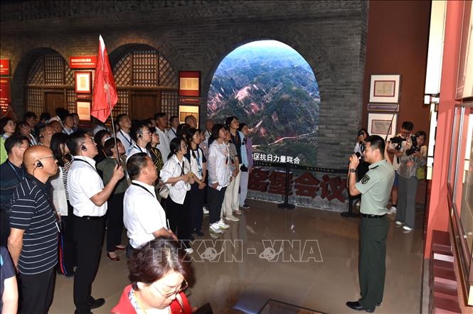 Diên An hàng ngày đón hàng nghìn lượt khách từ khắp các địa phương Trung Quốc đến tham quan, trải nghiệm và nghiên cứu thực tế về lịch sử cách mạng Đảng Công sản Trung Quốc. Ảnh: Thành Dương - Phóng viên TTXVN tại Trung Quốc