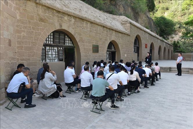 Diên An hàng ngày đón hàng nghìn lượt khách từ khắp các địa phương Trung Quốc đến tham quan, trải nghiệm và nghiên cứu thực tế về lịch sử cách mạng Đảng Công sản Trung Quốc. Ảnh: Thành Dương - Phóng viên TTXVN tại Trung Quốc