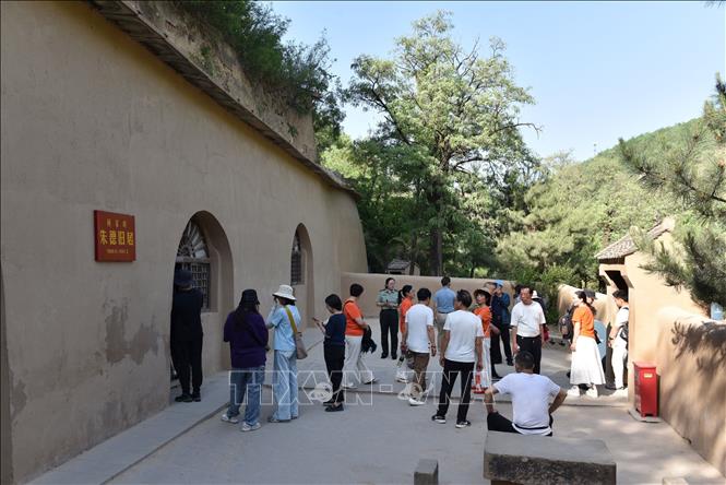 Diên An đang nỗ lực xây dựng địa phương trở thành lựa chọn hàng đầu cho giáo dục lòng yêu nước, là điểm đến hàng đầu cho “du lịch đỏ” trong nước, tiến tới khám phá việc kết nghĩa với các thành phố “du lịch đỏ” quốc tế. Ảnh: Thành Dương - Phóng viên TTXVN tại Trung Quốc