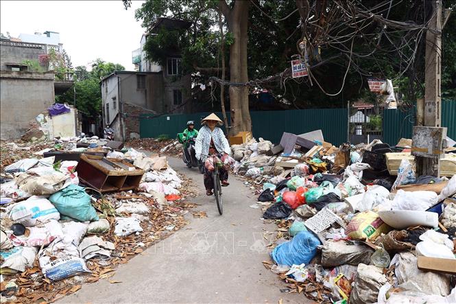 Rác thải tràn ngập gần tuyến mương Kẻ Khế (quận Ba Đình). Ảnh: Huy Hùng - TTXVN