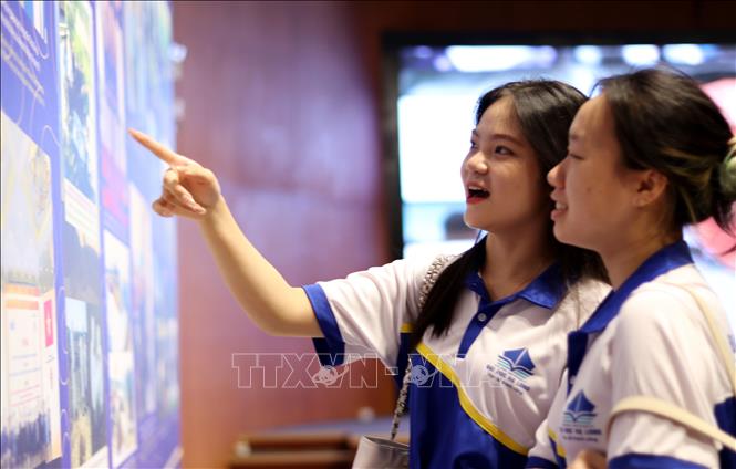 Sinh viên Trường Đại học Hạ Long tham quan triển lãm. Ảnh: Văn Đức - TTXVN