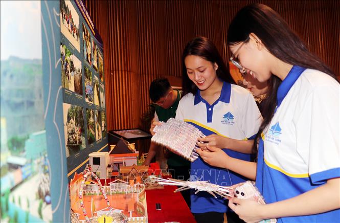 Sinh viên Trường Đại học Hạ Long tham quan triển lãm. Ảnh: Văn Đức - TTXVN