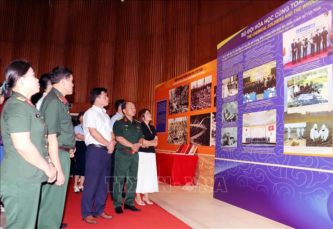 Đại biểu tham quan triển lãm. Ảnh: Văn Đức - TTXVN