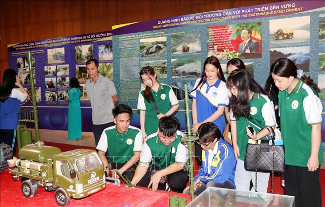 Sinh viên Trường Đại học Hạ Long tham quan triển lãm. Ảnh: Văn Đức - TTXVN