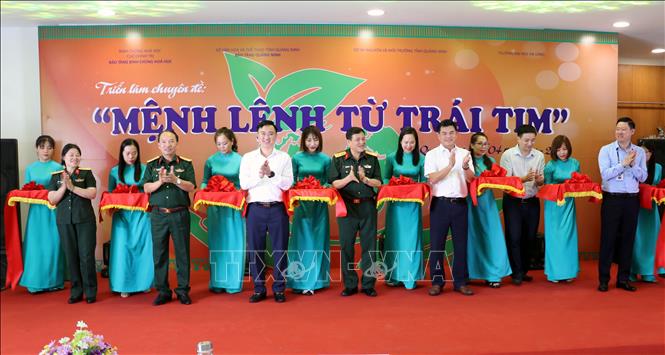 Lễ cắt băng khai mạc triển lãm. Ảnh: Văn Đức - TTXVN