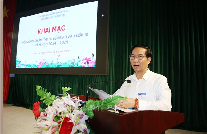 Giám đốc sở Giáo dục và Đào tạo tỉnh Sơn La Nguyễn Huy Hoàng phát biểu. Ảnh: Quang Quyết-TTXVN