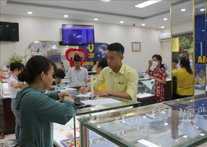 Người dân cung cấp thông tin cá nhân để mua vàng miếng tại Chi nhánh SJC Hải Phòng chiều 4/6. Ảnh: Minh Thu -TTXVN