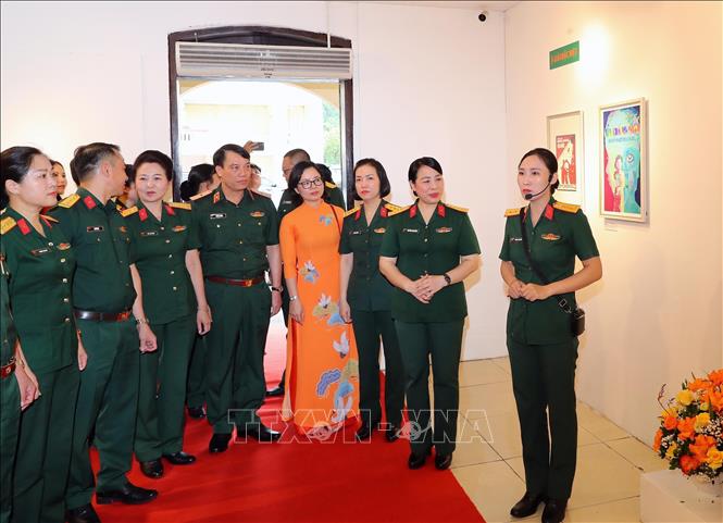 Đại biểu tham quan triển lãm tranh. Ảnh: Trọng Đức - TTXVN