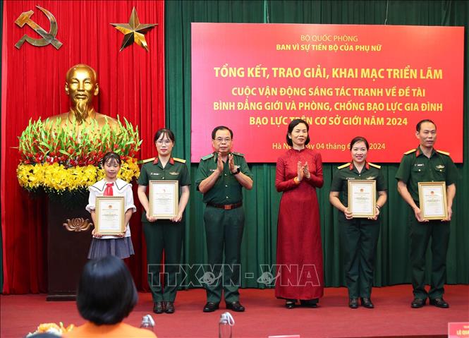 Ban tổ chức trao giải Nhì cho các tác giả. Ảnh: Trọng Đức - TTXVN